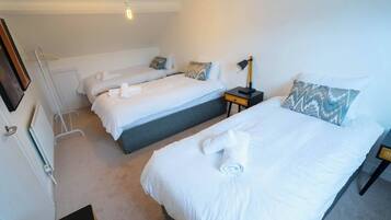 4 bedrooms, iron/ironing board, WiFi, bed sheets