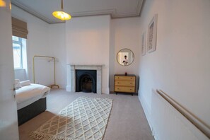 4 bedrooms, iron/ironing board, WiFi, bed sheets - Spacious 4-bedroom apartment in charming Redcar with WiFi (Redcar)