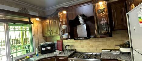 Frigorifero, microonde, forno, piano cottura