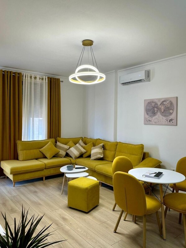 Interior - Charming Soleis Apartment With Balcony and Free Wifi (Tirana)