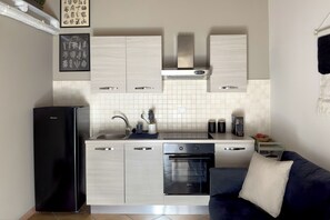 Frigorífico, horno, placa de cocina y cafetera o tetera