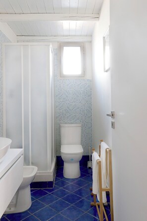 Dusche, Haartrockner, Bidet, Handtücher