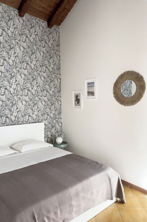 1 slaapkamer, een bureau, reisbedje, wifi