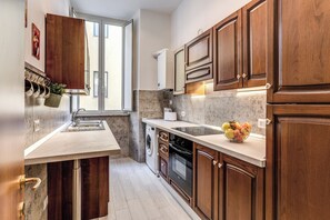 Fridge, microwave, oven, stovetop - Newly renovated apartment in the heart of Rome. (Roma)