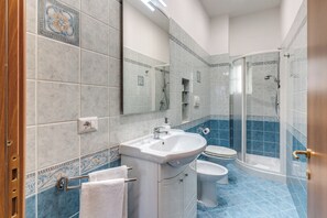 Douche, sĂšche-cheveux, bidet, serviettes fournies