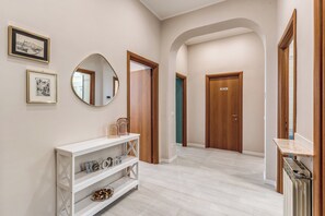 Interior - Newly renovated apartment in the heart of Rome. (Roma)