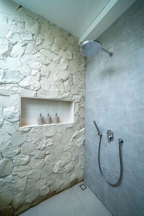 Villa superior, vistas a la piscina | Ducha del cuarto de baño
