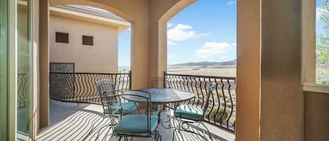 Appartamento, letti multipli, balcone, vista montagna (Coral Sunset) | Ristorazione all'aperto