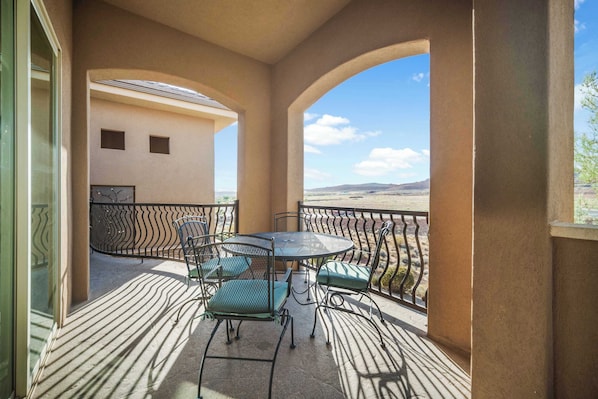 Apartment, Mehrere Betten, Balkon, Bergblick (Coral Sunset) | Speisen im Freien