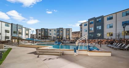 Brand New! Desert Cliff Sleeps 20 Guests!