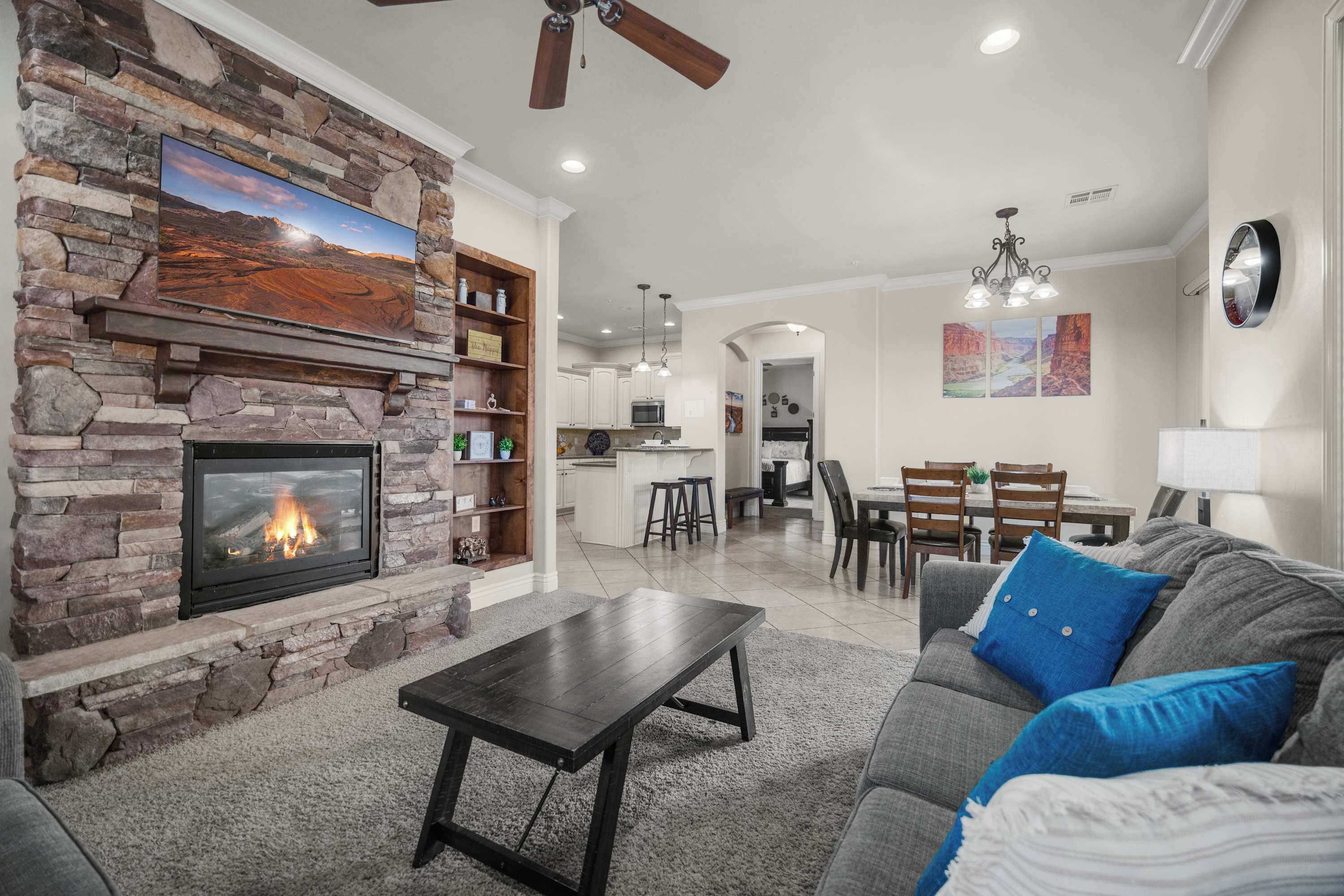 Condo, varias camas, balcón, vista a la montaña (Owen's Landing) | Área de sala de estar | Televisión de pantalla plana de 42 pulgadas con canales digitales 