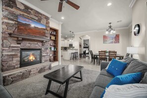 Condo, Plusieurs lits, balcon, vue sur la montagne (Owen's Landing) | Aire de séjour | Téléviseur à écran plat de 42 po avec télévision numérique, foyer