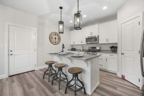 Private kitchen - Coral River - Room for the Entire Family (Washington)