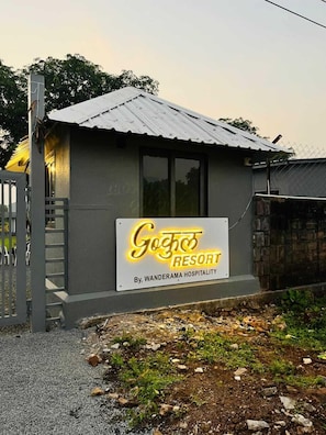 A small building with a sign that reads "Gocha Resort By, Wanderama Hospitality". - Gokul Resort (Talala)
