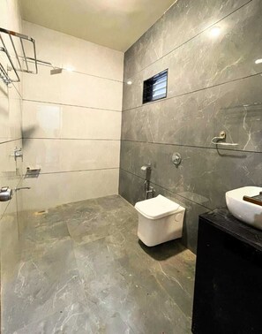 Phòng Deluxe, quang cảnh vườn | Phòng tắm | Xà phòng, dầu gội, giấy vệ sinh