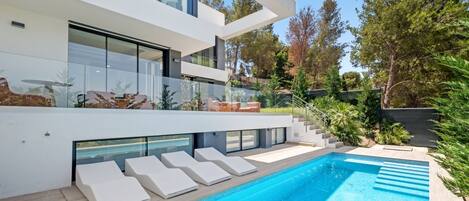 室外游泳池,提供泳池遮陽傘和日光浴躺椅