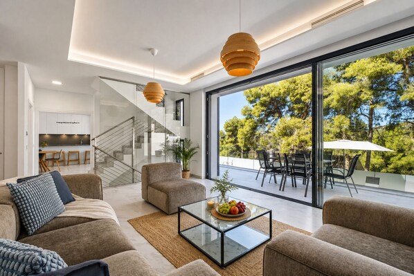 Luxury-Villa, Mehrere Betten, eigener Pool, Meerblick | Wohnbereich | 65-Zoll-Smart-TV mit Digitalempfang, Netflix, Tischfußball