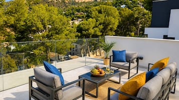 Vila panorâmica, piscina particular, vista para o oceano | Terraço/pátio