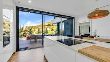 Vila premium, piscina particular, vista para o mar | Cozinha americana privada | Geladeira grande, micro-ondas, fogão, cooktop