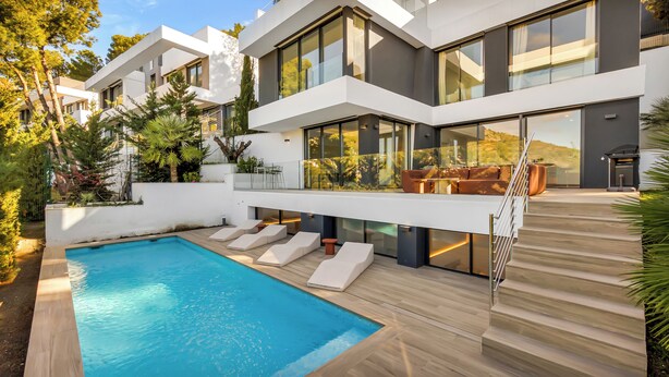A modern house with a swimming pool, outdoor seating, and a staircase leading to a balcony. - Villas Pinares de San Antón, Saltwater pool, Sea, City, Mountain Views (Málaga)