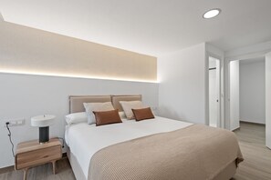 Panoramic Villa, Multiple Beds, Private Pool, Sea View | Premium bedding, pillowtop beds, individually decorated - Villas Pinares de San Antón, Saltwater pool, Sea, City, Mountain Views (Málaga)
