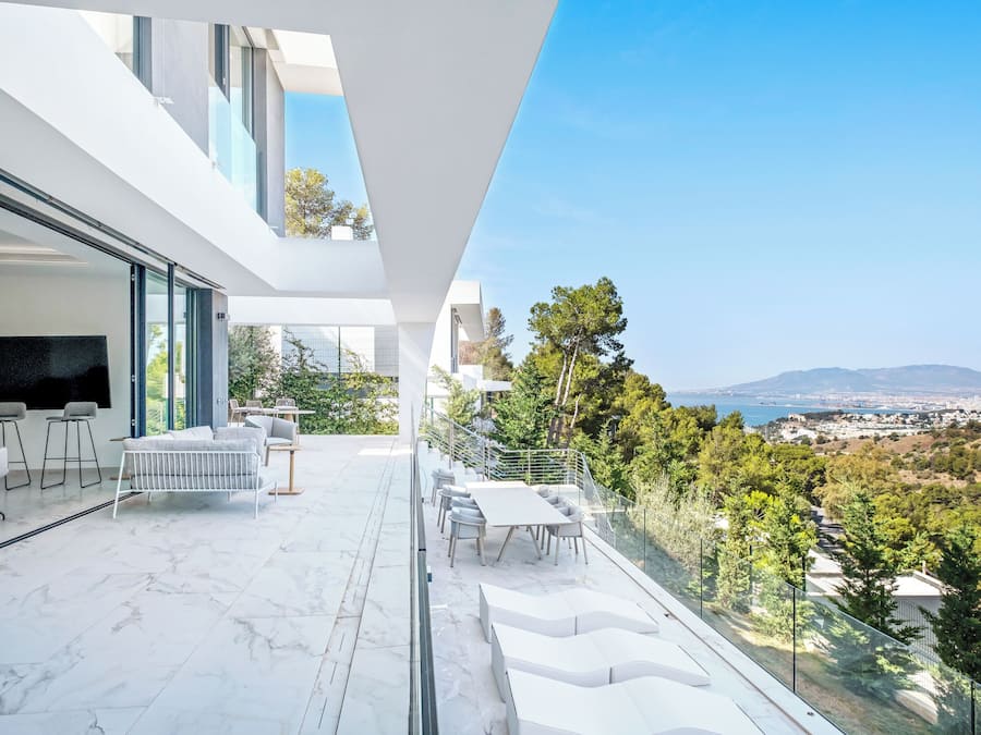 Een buitenzwembad, parasols voor strand/zwembad