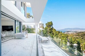 Außenpool, Sonnenschirme, Liegestühle