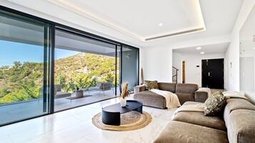 Exclusieve villa, meerdere slaapkamers, privézwembad, uitzicht op zee | Woonruimte | Een 65-inch smart-tv met digitale zenders, Netflix en tafelvoetbal