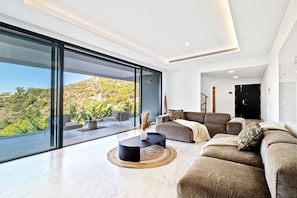 Villa exclusiva, varias habitaciones, piscina privada, vistas al mar | Zona de estar | Una Smart TV, Netflix, un futbolín, una mesa de tenis de mesa