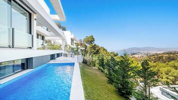 Outdoor pool, pool umbrellas, sun loungers