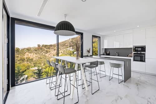 Villa exclusive, plusieurs chambres, piscine privée, vue sur la mer | Cuisine privée | Réfrigérateur grande capacité avec congélateur, four à micro-ondes