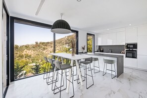 Exclusive-Villa, Mehrere Schlafzimmer, eigener Pool, Meerblick | Eigene Küche