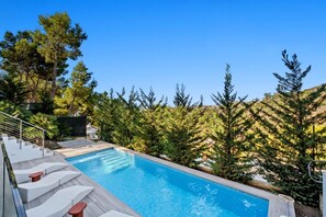 Villa panorámica, varias camas, piscina privada, vistas al mar | Piscina privada