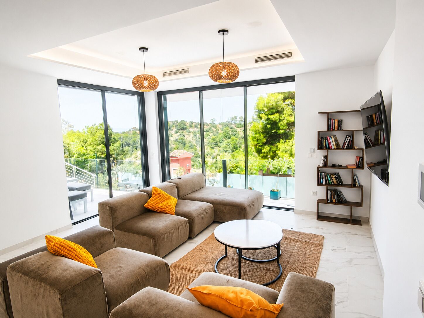 Villa Premium, piscina privada, vistas al mar | Zona de estar | Una Smart TV, Netflix, un futbolín, una mesa de tenis de mesa