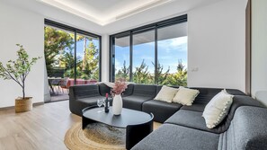 Villa Premium, alberca privada, vista al mar | Área de sala de estar | Smart TV de 65 pulgadas con canales digitales, Netflix y futbolito 