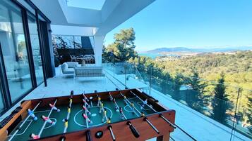 Exclusieve villa, meerdere slaapkamers, privézwembad, uitzicht op zee | Terras