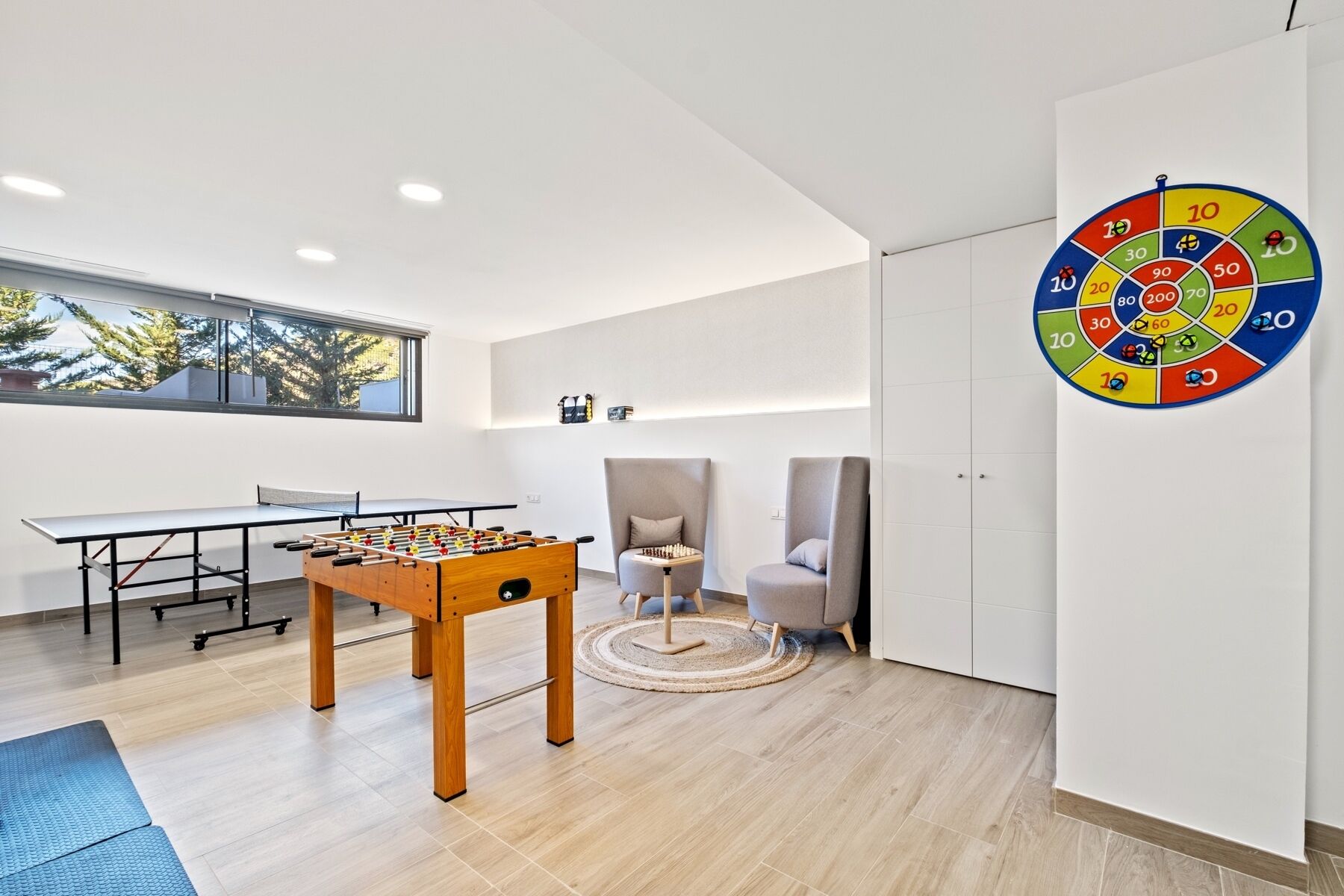 Villa panorámica, varias camas, piscina privada, vistas al mar | Zona de estar | Una Smart TV, Netflix, un futbolín, una mesa de tenis de mesa