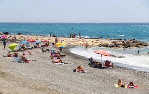 Ubicación cercana a la playa y 10 bares en la playa