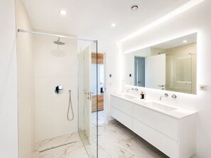 Villa presidencial, varias habitaciones, alberca privada, vista al mar | Baño | Secadora de cabello, toallas, jabón, shampoo 