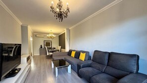 TV - Charming Vilafortuny House with Pool and Parking (Cambrils)