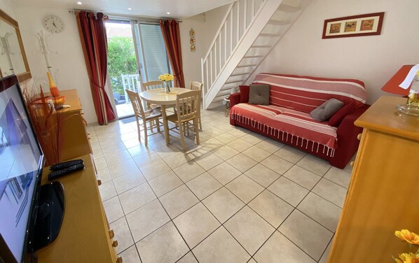TV - Air-conditioned pavilion with pool, near beach, 2 bedrooms (Valras-Plage)