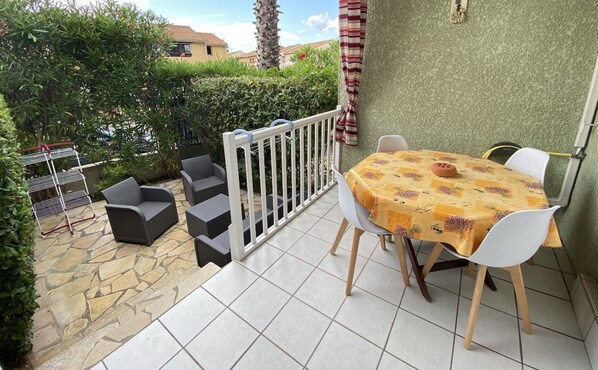 Outdoor dining - Air-conditioned pavilion with pool, near beach, 2 bedrooms (Valras-Plage)