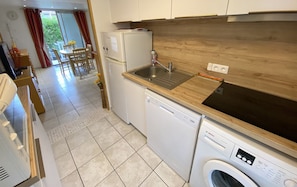 Coffee/tea maker, fridge, microwave, stovetop - Air-conditioned pavilion with pool, near beach, 2 bedrooms (Valras-Plage)