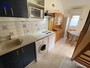 Réfrigérateur, micro-ondes, plaque de cuisson, lave-vaisselle