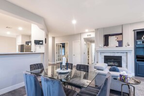 Dining - Scottsdale Condo Overlooking Golf Course (Scottsdale)