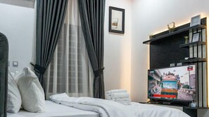 Desk, laptop workspace, free WiFi - Ovena Luxury Hotel (Abuja)