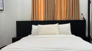 Quarto econômico, sacada, vista para a cidade | Escrivaninha, espaço de trabalho para notebook, Wi-Fi de cortesia