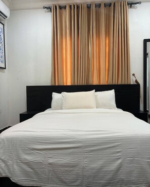 Quarto econômico, sacada, vista para a cidade | 1 quarto, escrivaninha, espaço de trabalho para notebook