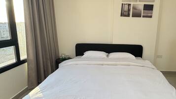 1 chambre, fer et planche à repasser