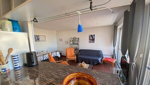 A kitchen with granite countertops, a coffee maker, and a bowl on the counter. - Duplex T3 Sea View, Sleeps 6, Terrace, Parking, Barcarès (Le Barcarès)